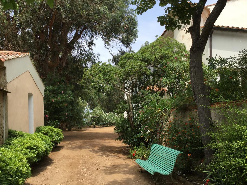Le Manoir De *