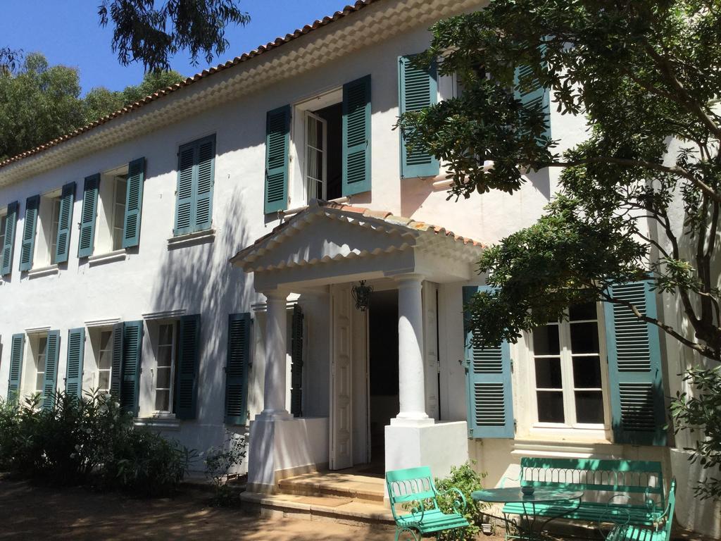 Le Manoir De *