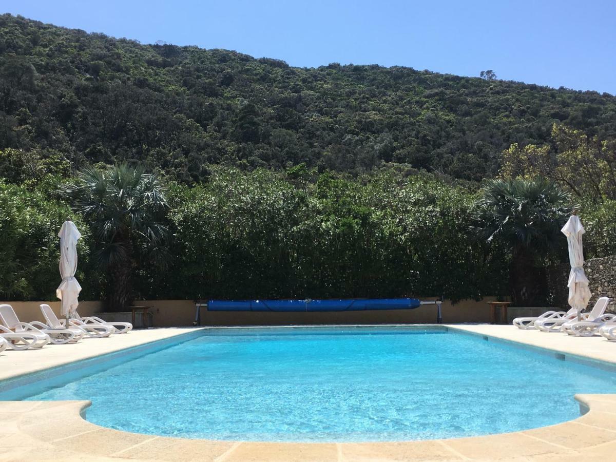 Le Manoir De *